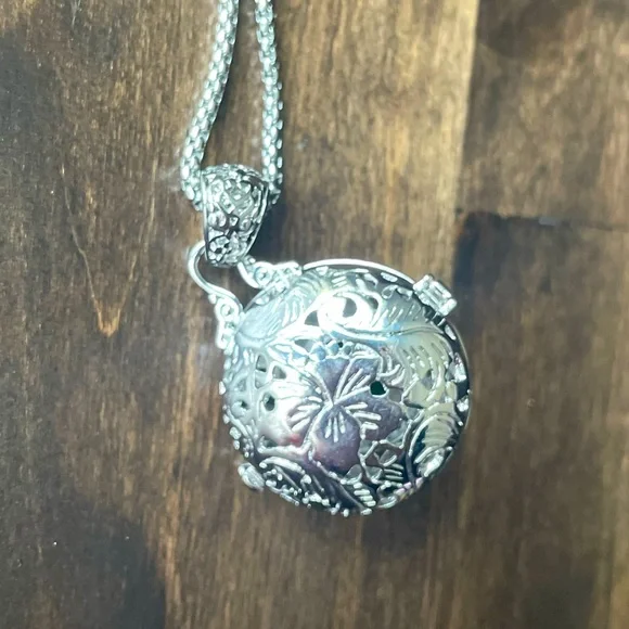 Green Rock Pendant Necklace - Picture 11 of 12